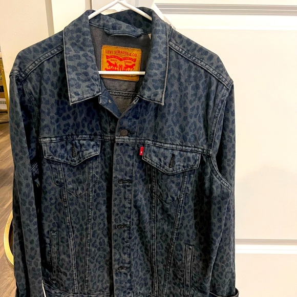 Levi’s Latge Cheetah Jean Jacket - Picture 1 of 3